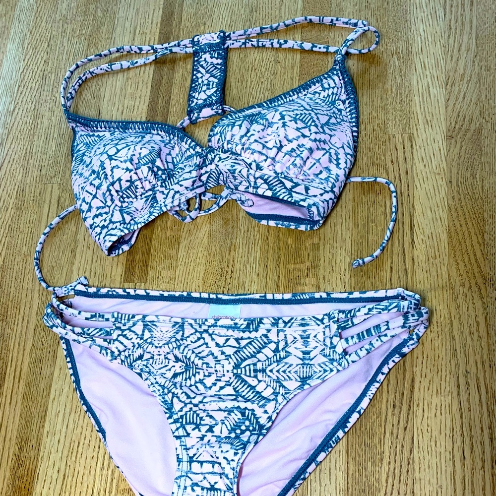 Xhilaration bikini set top and bottom WORN ONCE size medium